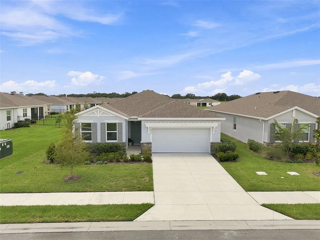 4 bed, 2.0 bath, 2031 sqft, $2,300 — Photo 2