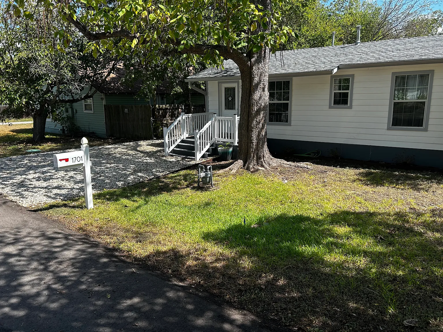 2 bed, 740 sqft, $1,400 — Photo 1