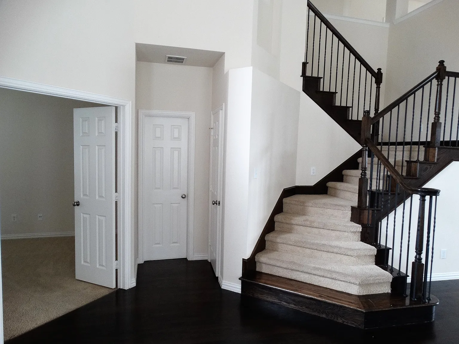 4 bed, 3.5 bath, 3603 sqft, $3,300 — Photo 3