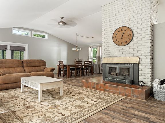 3rd image of 2053 Crestmont Dr