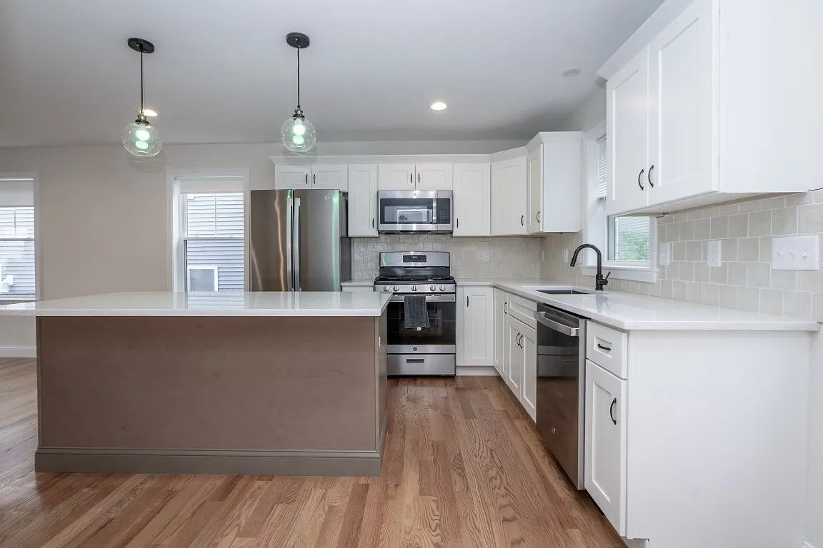 3 bed, 2.5 bath, 1600 sqft, $3,400 — Photo 2
