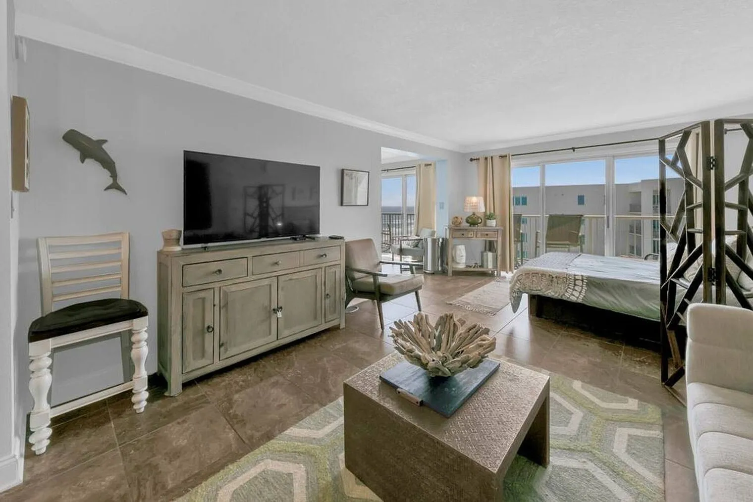 1 bed, 2.0 bath, 8611 sqft, $3,084 — Photo 2