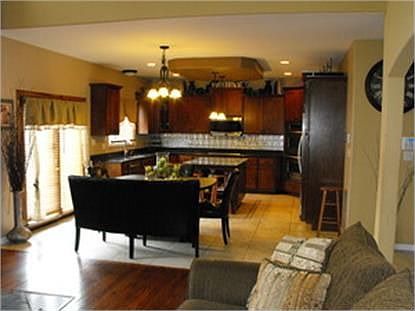 3rd image of 901 Donnington Dr