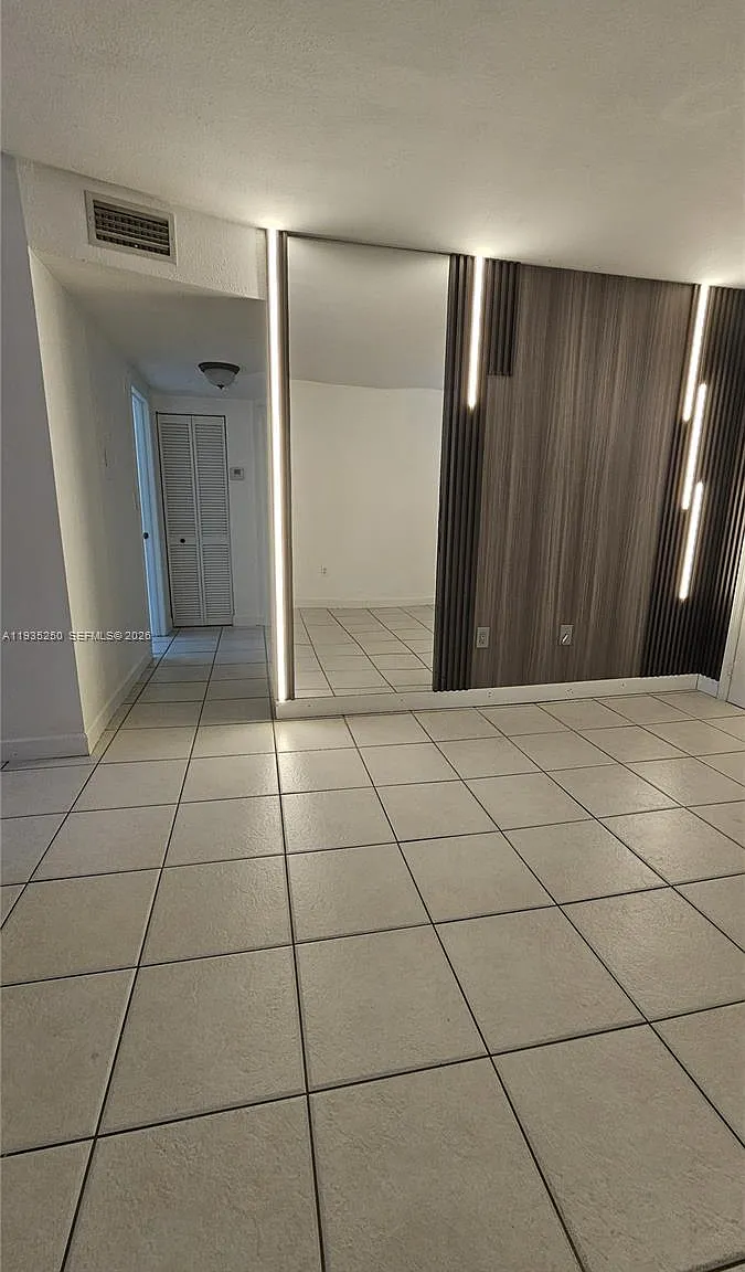 Alameda Tower Condo 4 — Photo 2