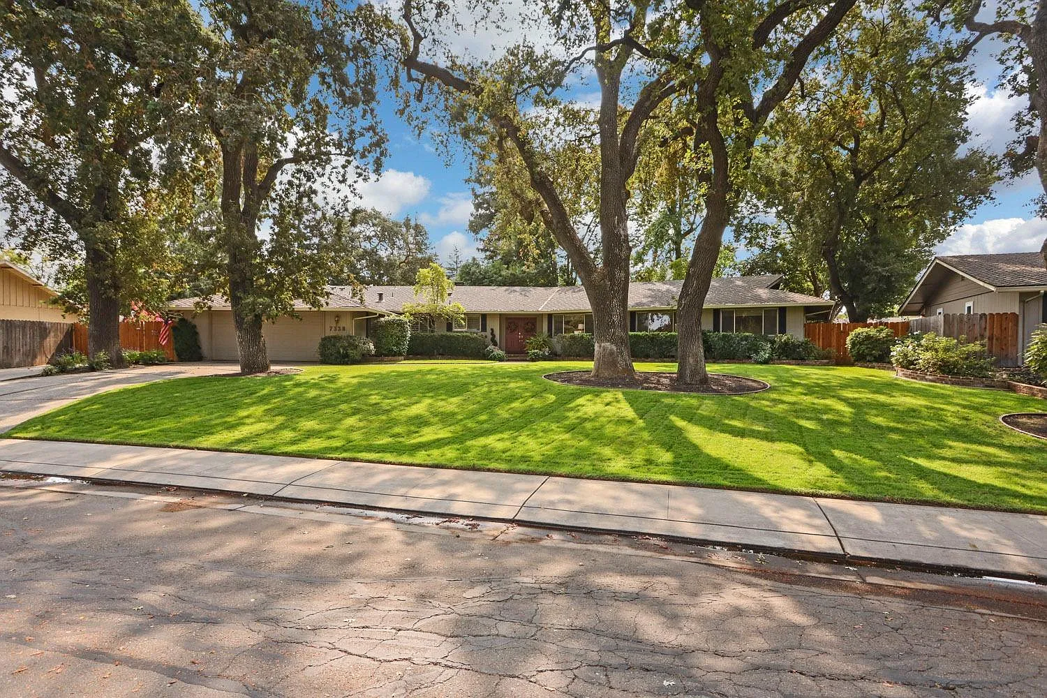 7338 Park Woods Dr photo 1