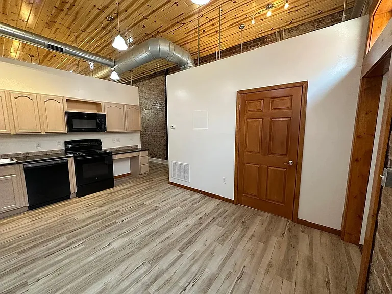 107 N Main St — Photo 12