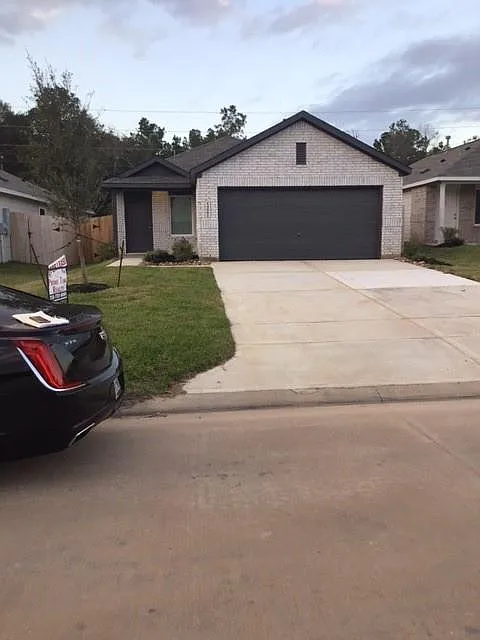 4 bed, 2.0 bath, 1607 sqft, $1,850 — Photo 2