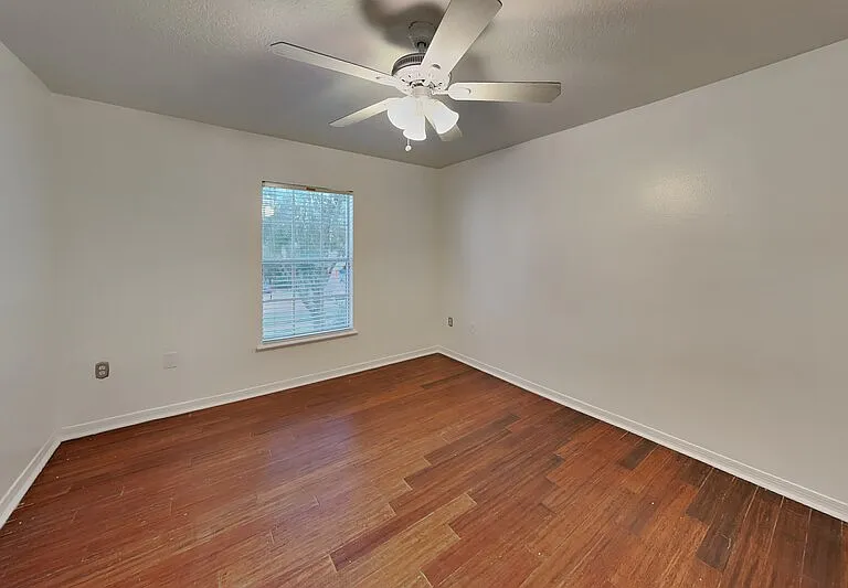 1952 Alambra Cir — Photo 12