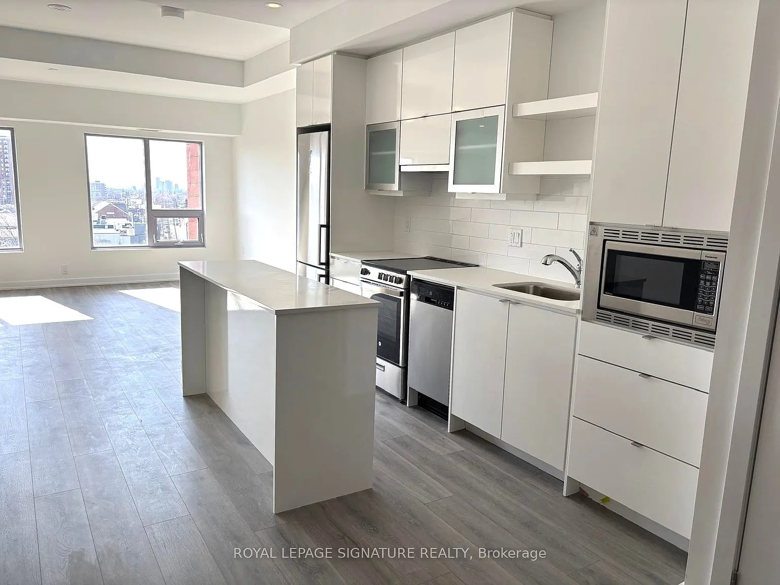 8 Haus Boutique Condos — Photo 4