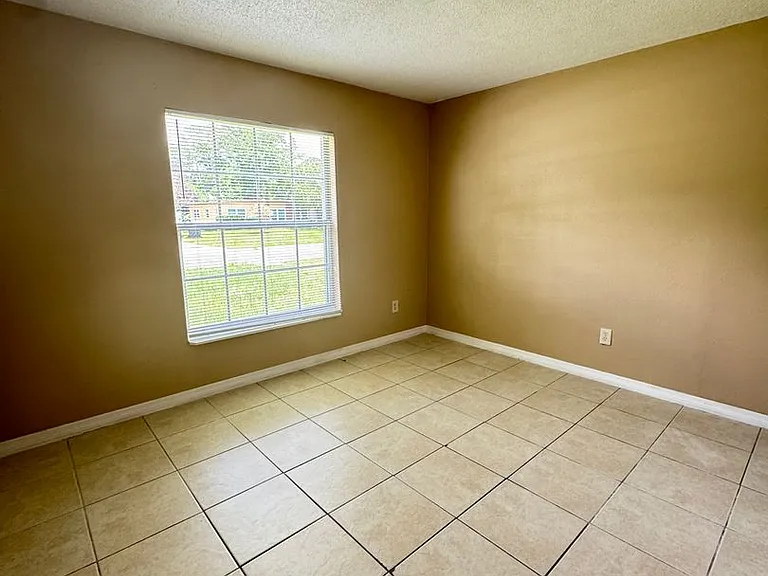 318 Ronnie Cir — Photo 2