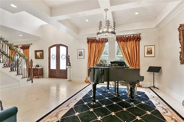 4 bed, 2.5 bath, 3120 sqft, $6,500 — Photo 4