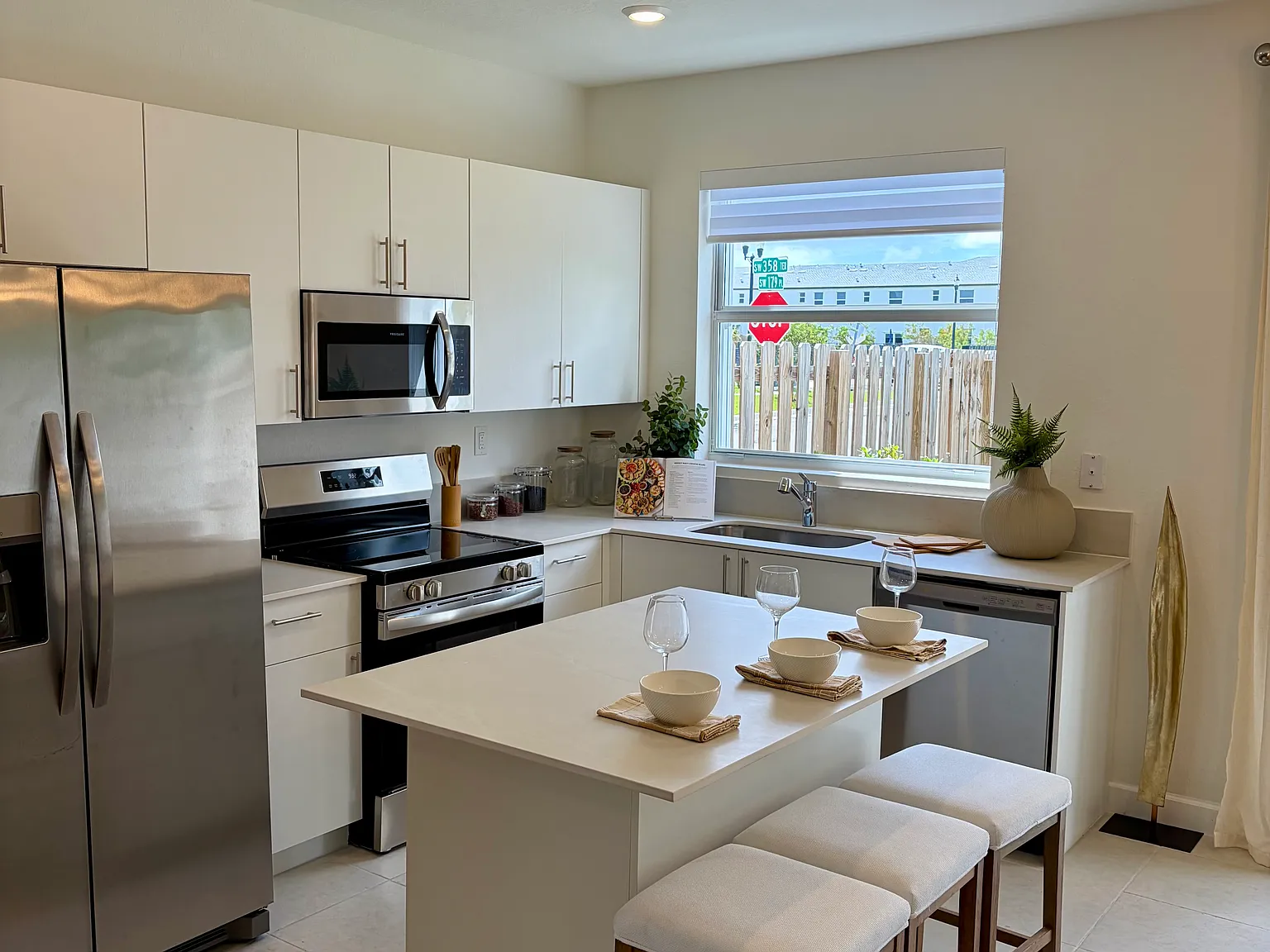 3 bed, 1330 sqft, $2,300 — Photo 3
