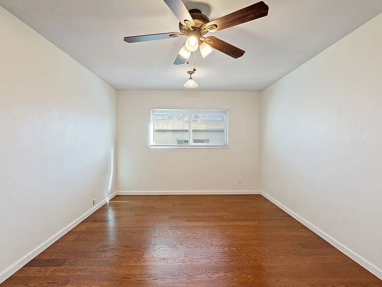 901 E Hearn Rd — Photo 22