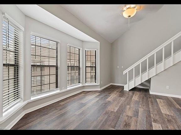 3rd image of 417 Harbour Pt APT 306