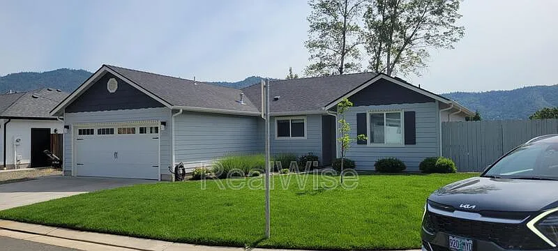 3 bed, 2.0 bath, 1300 sqft, $2,295 — Photo 3