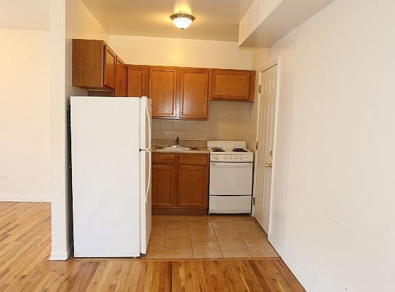 4th image of 4505 N Malden St #A4
