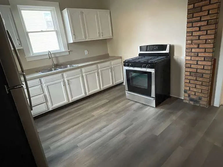 217 N West Ave — Photo 3