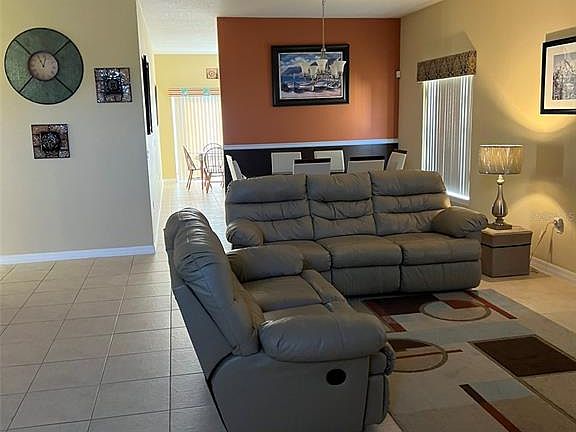 3rd image of 948 Hacienda Cir