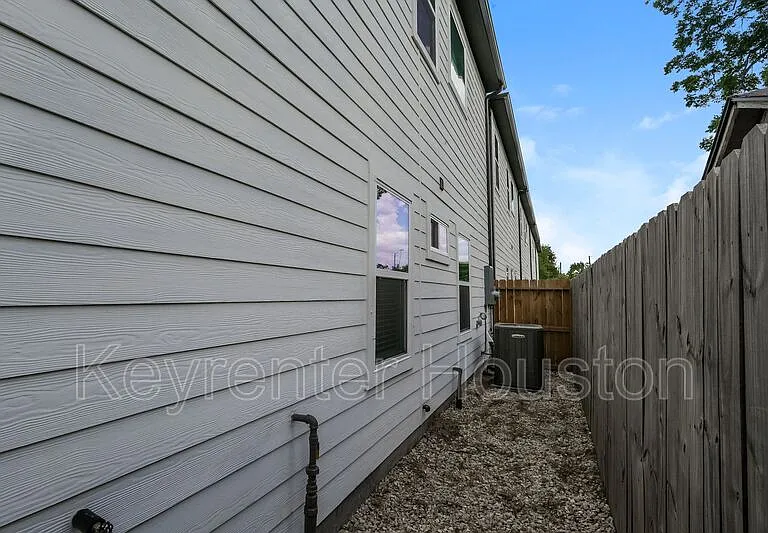 8318 Curry Rd — Photo 15