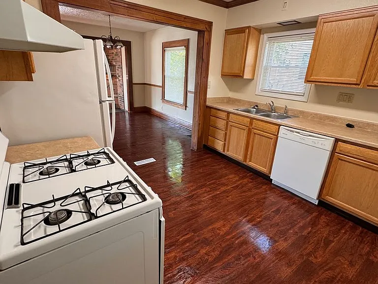 833 Lawrence Ave — Photo 10