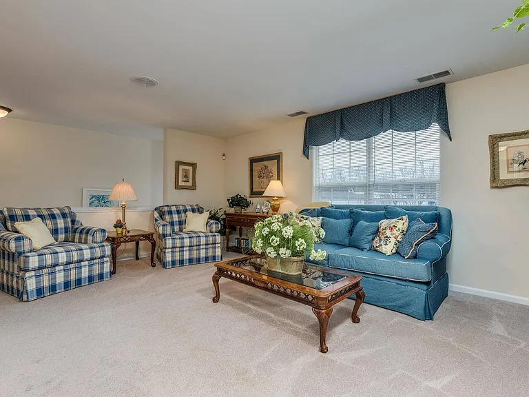 Sutton Place Apartments — Photo 44