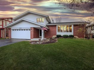 5735 Buck Ct, Westmont, IL 60559