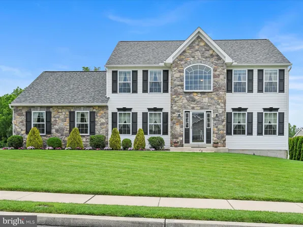 220 Pleasant View Dr, Douglassville, PA 19518