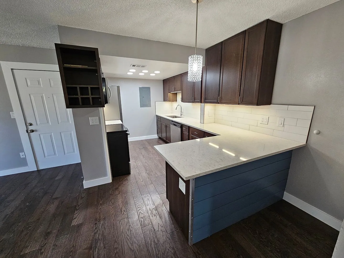 1 Bedroom Condo in Aurora — Photo 2