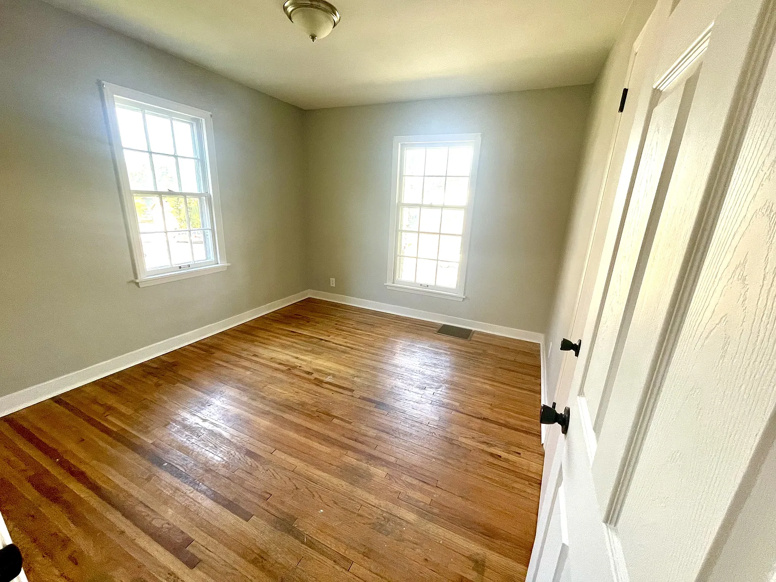 1262 Minnehaha Avenue E - 1262 — Photo 2