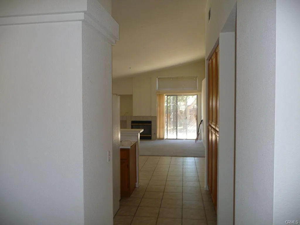 Beautiful Single Story On Large Corner Lot — Photo 3