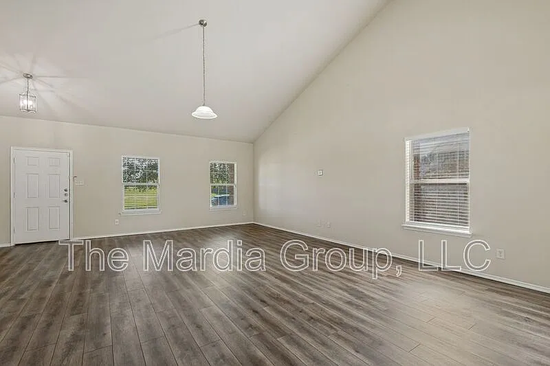 4 bed, 2.5 bath, 2520 sqft, $2,399 — Photo 2