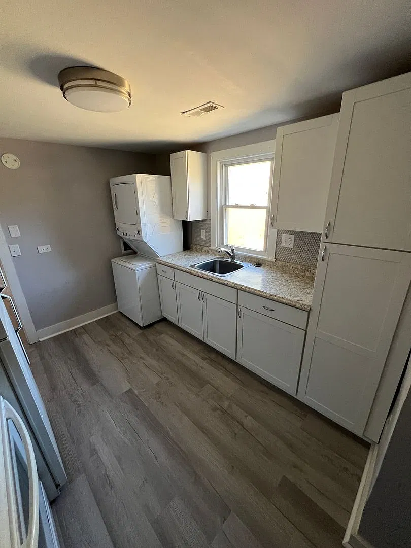 1806 East 3rd Street — Photo 3