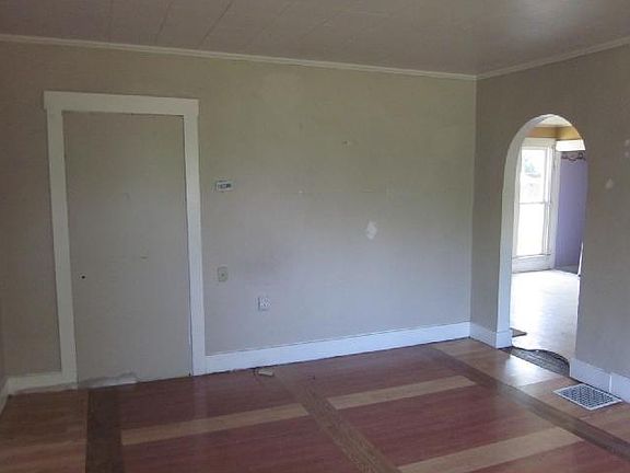 4th image of 504 E Staat St