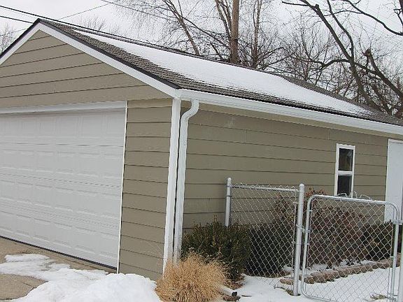 Garage & Fenced in Yard