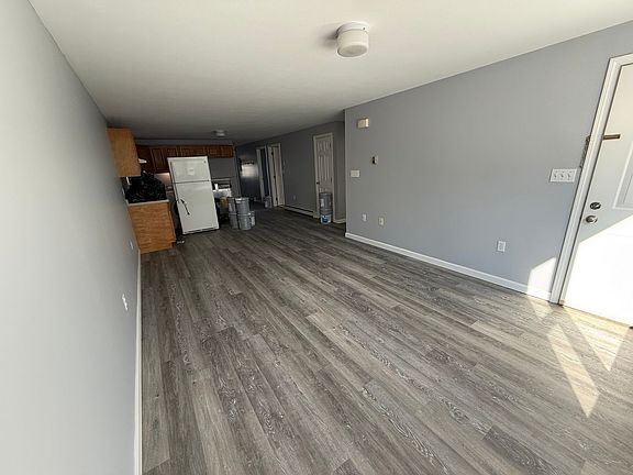 2nd image of 570 Montgomery St W #1