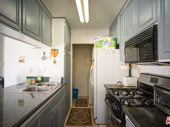 5th image of 152 S Gramercy Pl #17