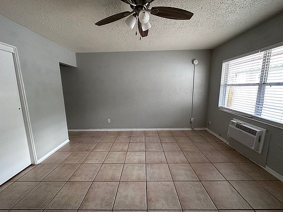 3rd image of 1010 Crescent Lake Dr APT 7