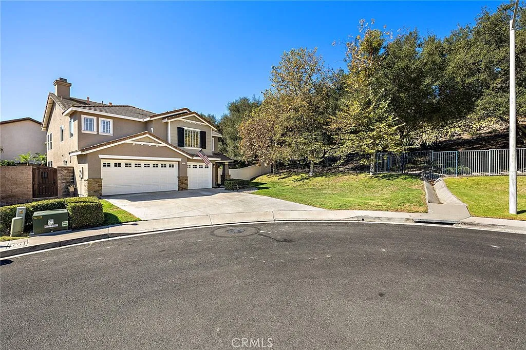 4 bed, 2.5 bath, 2600 sqft, $6,400 — Photo 2