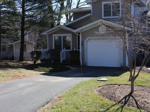 521 Emerald Ct, East Stroudsburg, PA 18301