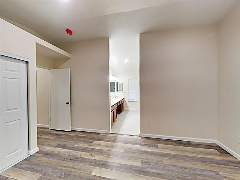 1740 Gateway Dr — Photo 14