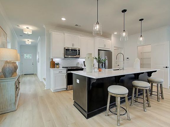 3rd image of 277 Dahlia Dr
