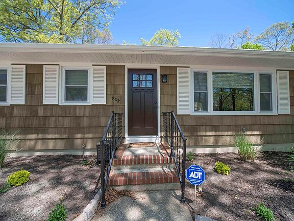 3rd image of 804 Windsor Pl