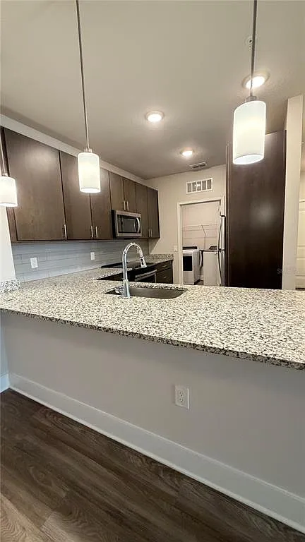 1 bed, 1.0 bath, 886 sqft, $1,595 — Photo 4