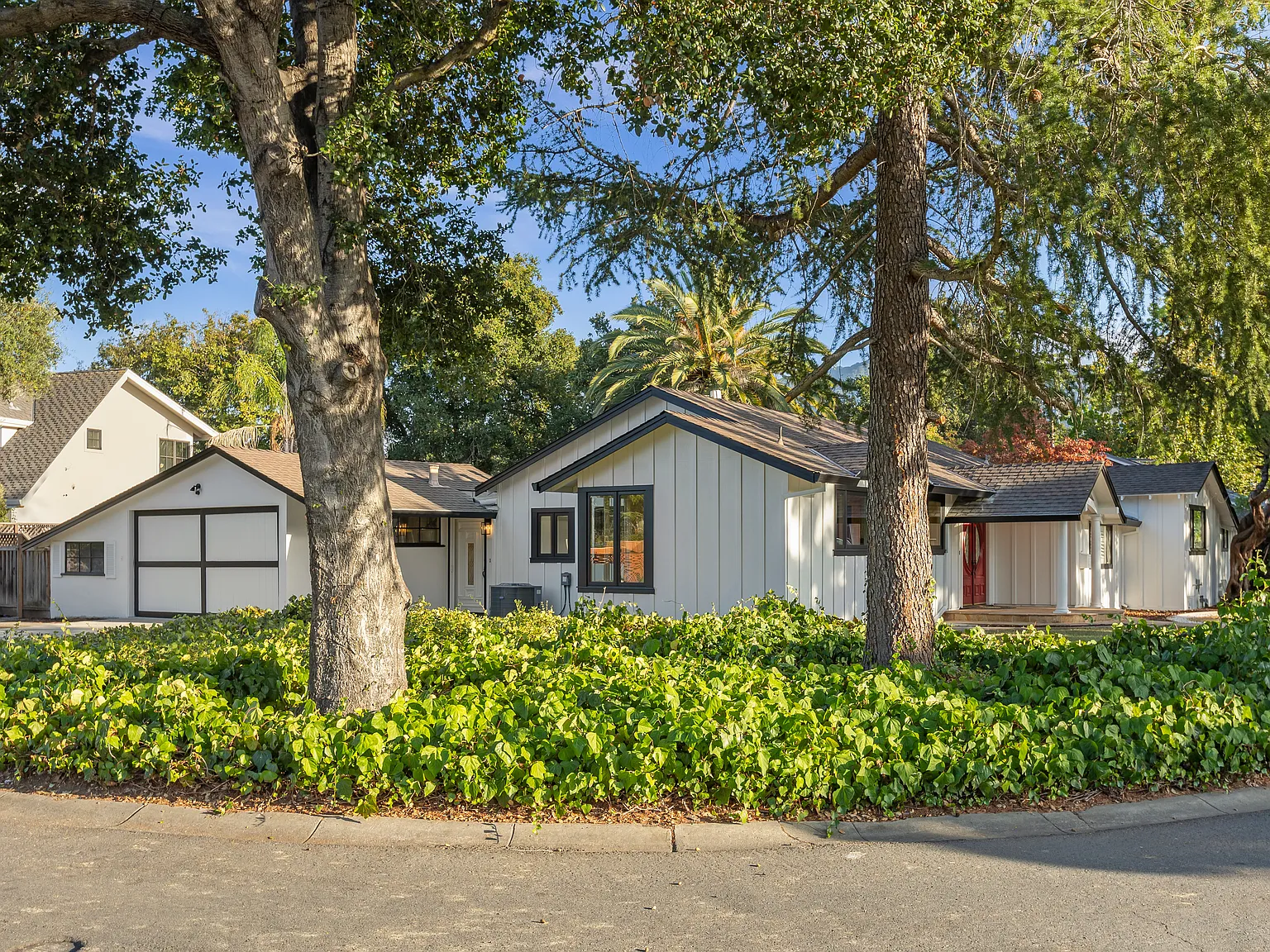 4 bed, 2.5 bath, 2520 sqft, $9,500 — Photo 3