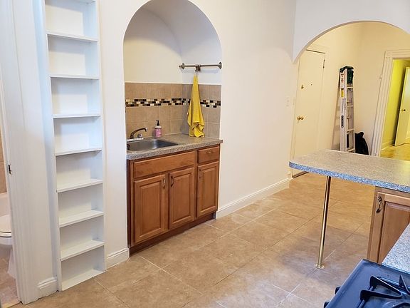 5th image of 102 Bedford Ave APT 2L