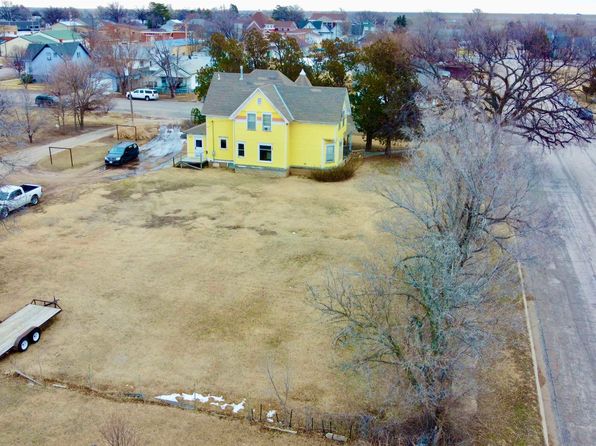 202 W Elm St, Bucklin, KS 67834