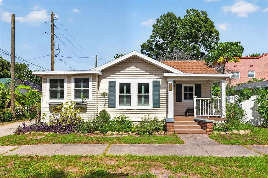 2 bed, 1.0 bath, 857 sqft, $2,200 — Photo 1