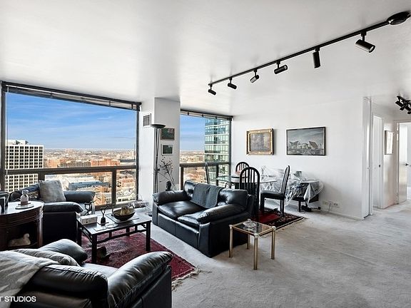 2nd image of 4343 N Clarendon Ave APT 2017