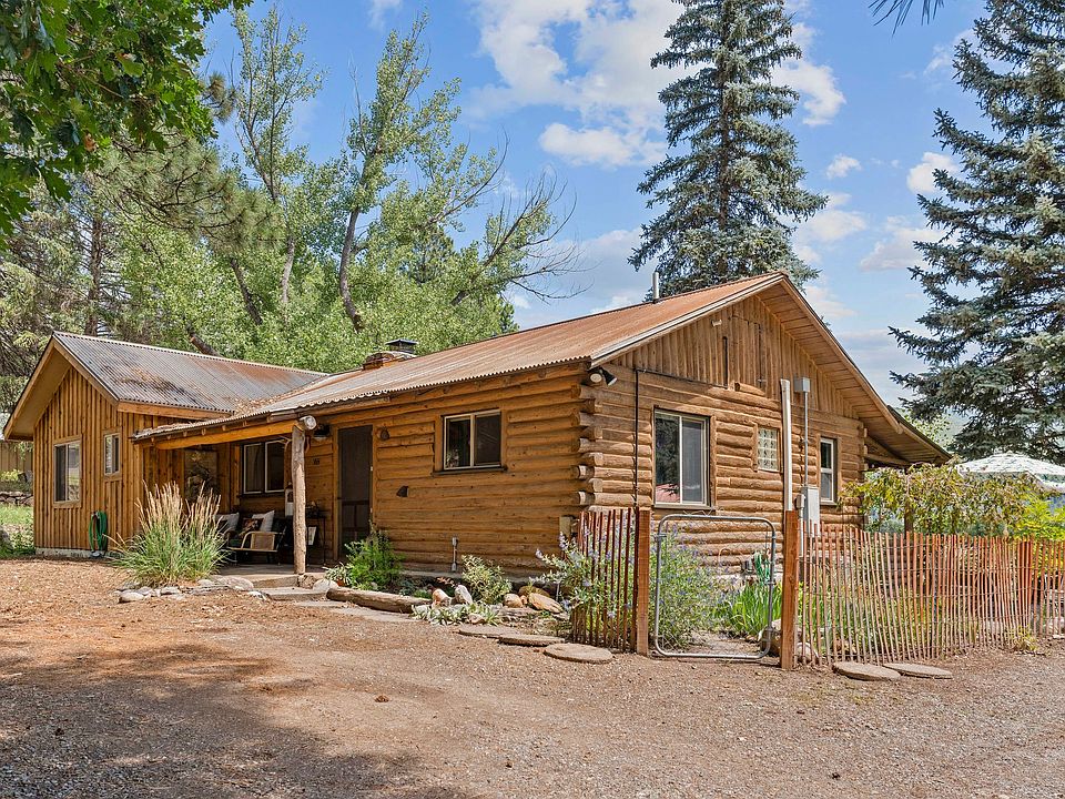 Front entrance 
Faces West
Covered porch w/chairs