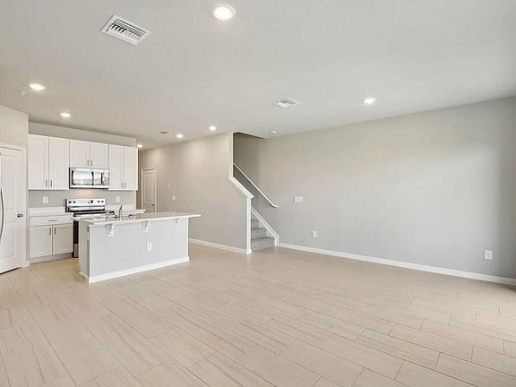 5th image of 526 Salisbury Cir